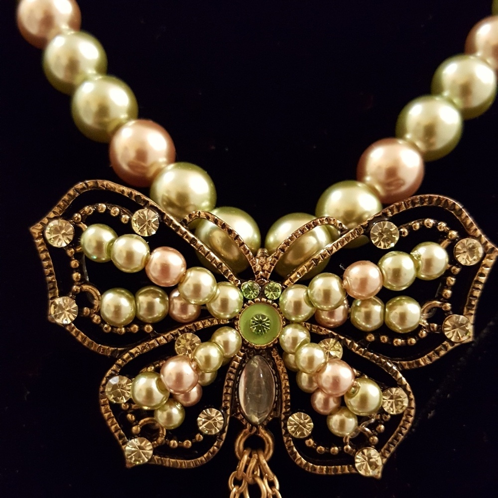 🔮Butterfly simulated pearls necklace